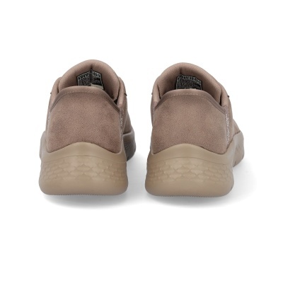 Ténis castanho claro com sola bege vistos de trás