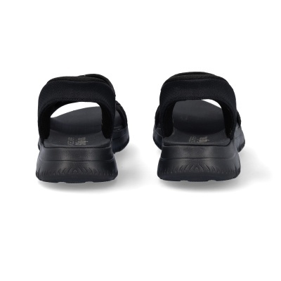 Par de sandálias desportivas pretas vistas da traseira