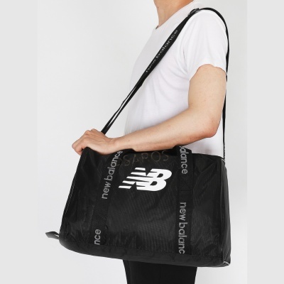 Mala desportiva preta New Balance com alças de ombro e logótipo branco