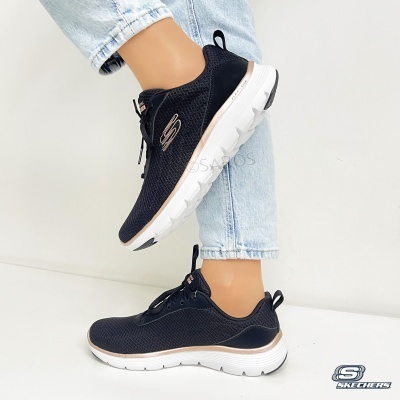 Sapatilhas Skechers pretas com solado branco e detalhes em malha