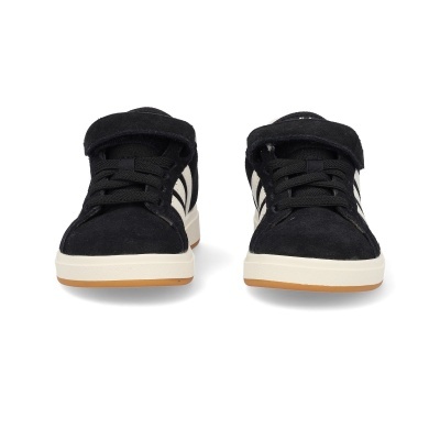 Par de sapatilhas pretas com riscas brancas e sola branca