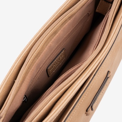 Vista superior do interior da mala bege com compartimentos e etiqueta MARC OPOLO