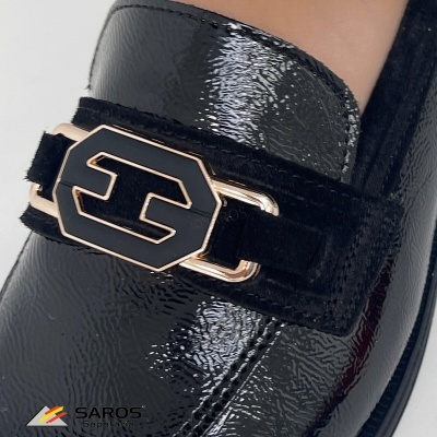 Sapato preto de verniz com fivela decorativa sobre faixa de veludo