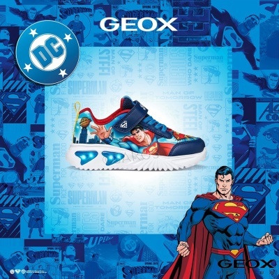 Ténis infantil Geox com estampa do Super-Homem em azul, vermelho e amarelo, com sola branca e luzes azuis.