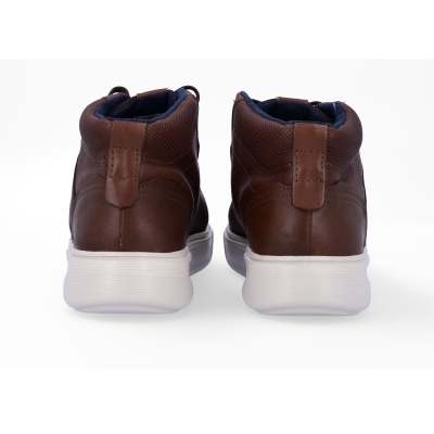 Sapatilhas altas castanhas em pele com sola branca vista de trás