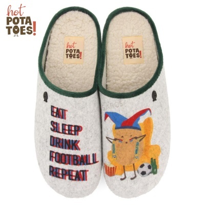 Chinelos cinzentos bordados com frases em inglês, personagem colorida e interior forrado branco