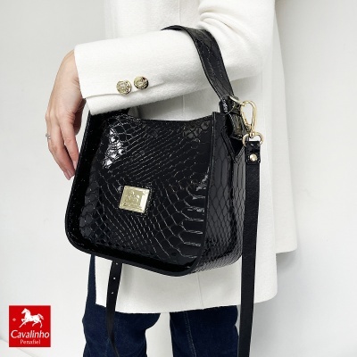 Mala preta verniz textura pele de crocodilo Cavalinho com detalhe dourado