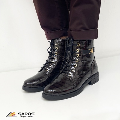 Botas pretas com padrão de pele de crocodilo e atacadores pretos