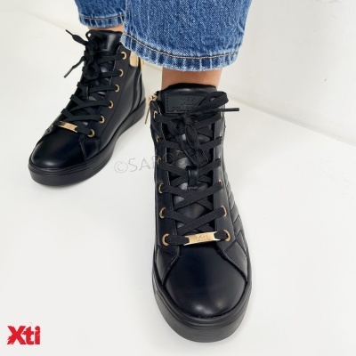 Ténis pretos de cano alto com atacadores pretos e detalhe dourado