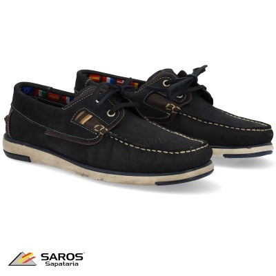 Par de mocassins pretos com detalhes castanhos e interior quadriculado colorido.