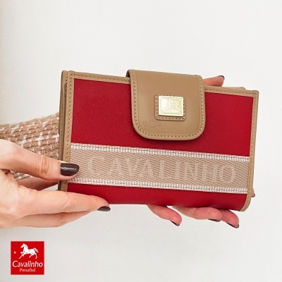 Carteira vermelha e bege Cavalinho com fecho de aba e placa metálica