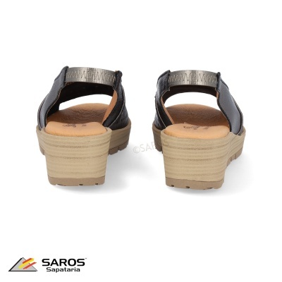 Sandálias pretas com salto em madeira clara