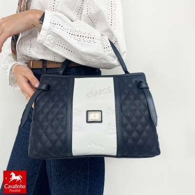 Mala de mão preta e branca matelassê com padrão de cavalos e logo Cavalinho