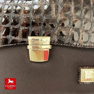 Mala castanho escuro com textura imitação pele de crocodilo e fecho dourado Cavalinho