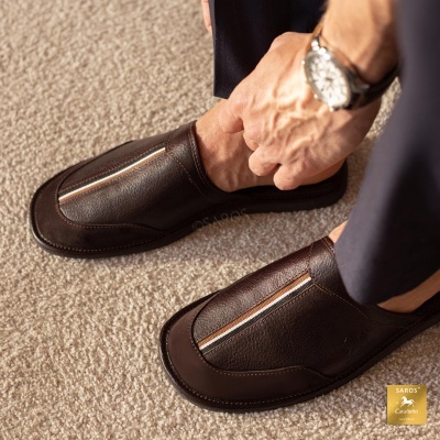 Sapatos mocassim castanhos em pele com faixa central clara