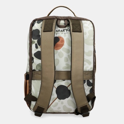 Mochila camuflada com alças castanhas acolchoadas e escrita anekke