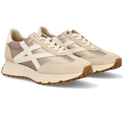 Ténis castanho claro, bege e creme com sola branca e castanha.