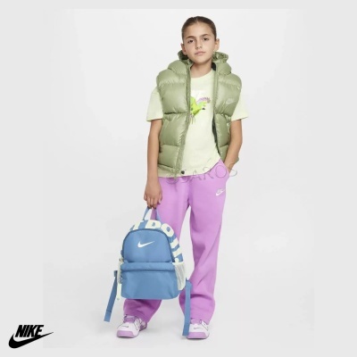 Menino com colete verde e mochila azul Nike