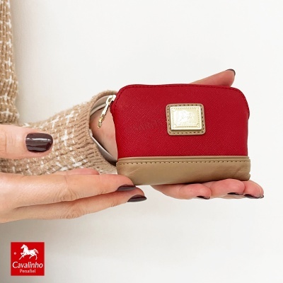 Carteira pequena vermelha e bege com fecho dourado e logo Cavalinho Penafiel