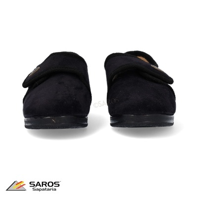 Chinelos pretos de tecido com sola preta e fecho de velcro