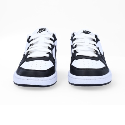 Par de ténis Nike preto e branco em couro sobre fundo branco