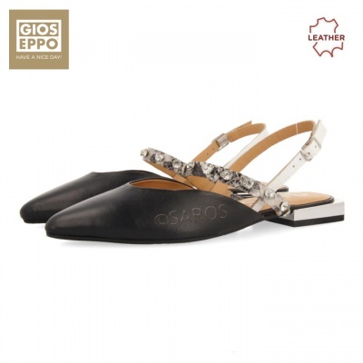 Sapatos planos pretos em couro com tira decorada e fecho branco