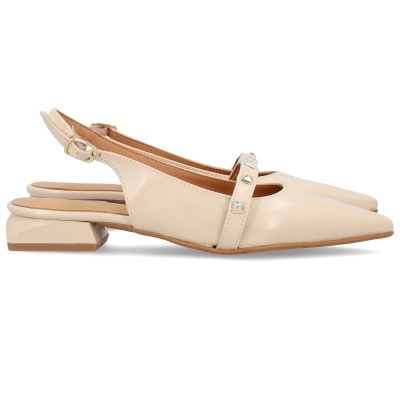 Sapatos slingback em pele bege com tachas prateadas
