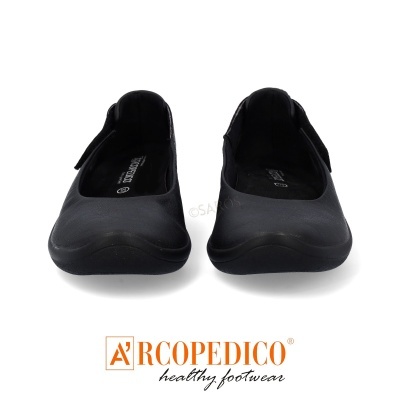 Par de sapatos Arcopedico pretos com design simples sobre fundo branco