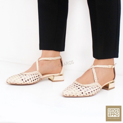 Sapatos creme Gioseppo com padrão entrelaçado e salto dourado