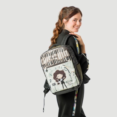 Mochila com padrão de teclas de piano e desenho de mulher a cantar com notas musicais.