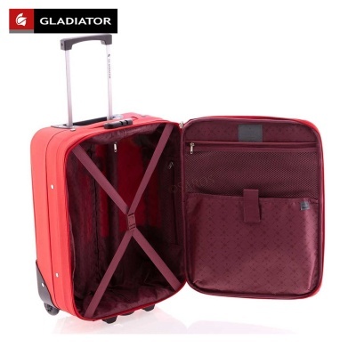 Mala de viagem rígida vermelha aberta com interior bordô e pega telescópica preta.