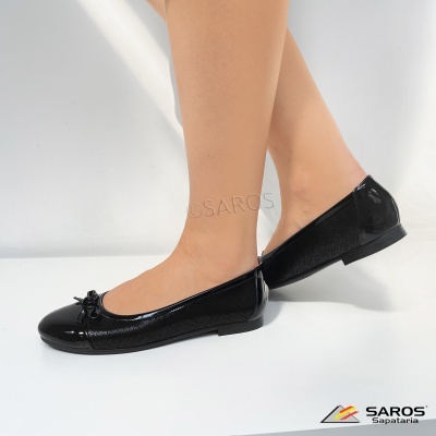 Sapatilhas pretas com laço e textura crocodilo em fundo branco