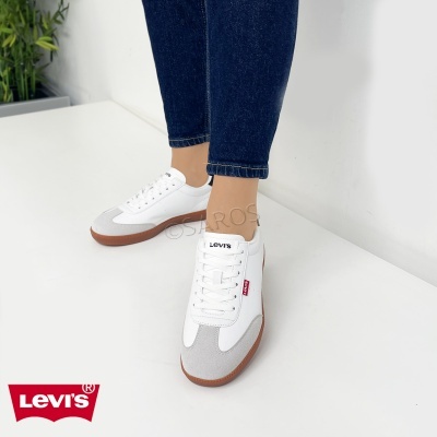 Ténis Levi's brancos com detalhes cinzentos e sola castanha