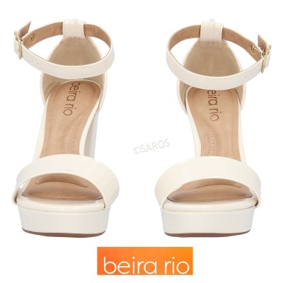 Sandálias creme Beira Rio com tira no tornozelo e salto médio