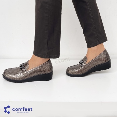 Sapatos de senhora cinza-prateados com textura imitação crocodilo e sola preta
