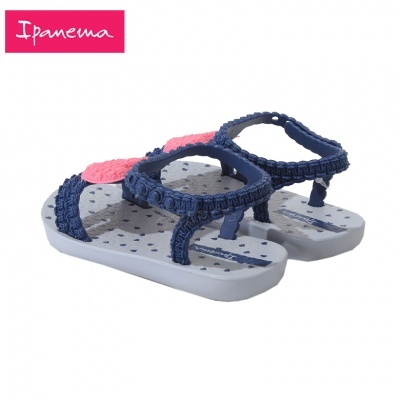 Sandálias de criança azuis com base cinzenta e flor cor-de-rosa da Ipanema