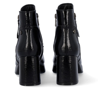 Par de botins pretos com salto quadrado e fecho de correr