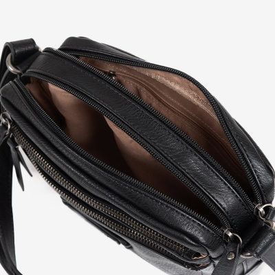 Mala tiracolo preta em couro com compartimentos abertos e fecho