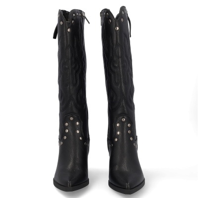 Par de botas pretas de couro com rebites metálicos e bordados