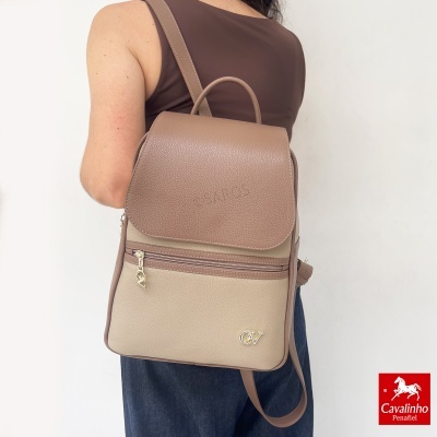 Mochila bege e castanha em pele com fecho frontal e logótipo dourado