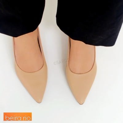 Sapatos beira rio bege com salto baixo e bico fino em fundo branco
