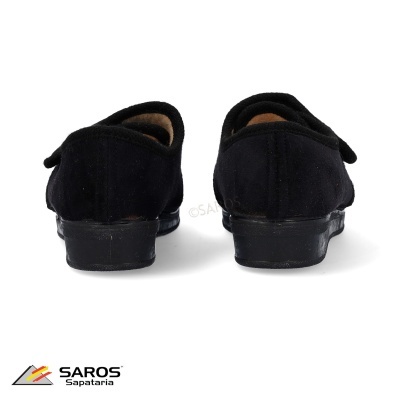 Sapatos pretos de veludo vistos por trás