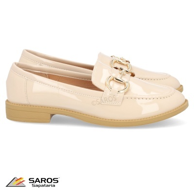 Mocassins femininos bege claro com fivelas douradas e sola castanha clara
