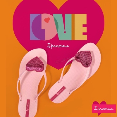 Chinelos rosa com coração, fundo laranja com coração e texto LOVE e Ipanema