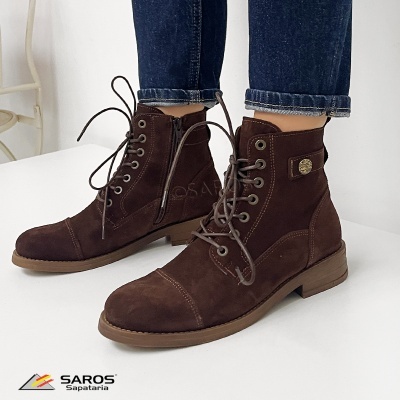 Botas castanhas de camurça com atacadores e fecho lateral