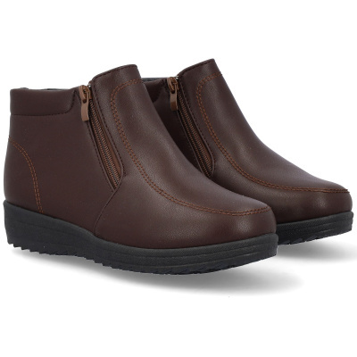 Botins castanho escuro com fecho lateral e sola preta em fundo branco.