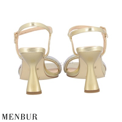 Sandálias douradas de salto médio com pedras brilhantes, vista traseira