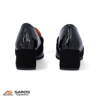 Sapatos pretos com salto quadrado médio vistos de trás, fundo branco e logo SAROS
