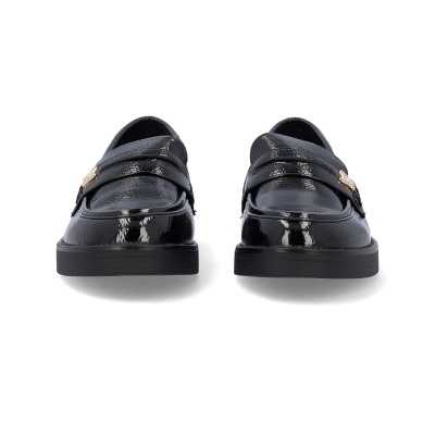 Sapatos pretos estilo mocassim brilhantes com detalhe dourado