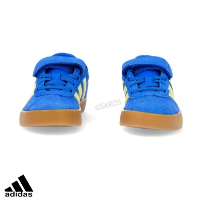 Sapatilhas Adidas azuis com riscas amarelas e sola castanha